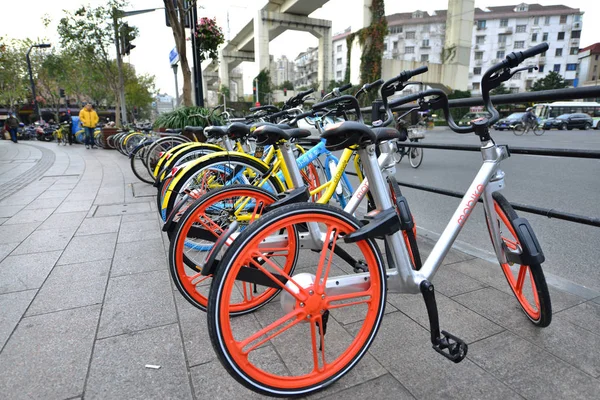 Вид Велосипедов Китайских Сервисов Обмена Велосипедами Mobike Оранжевый Ohl Желтый — стоковое фото