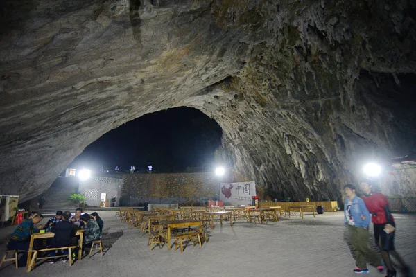 Vista Interior Restaurante Construido Una Cueva Kárstica Ciudad Chenzhou Provincia —  Fotos de Stock