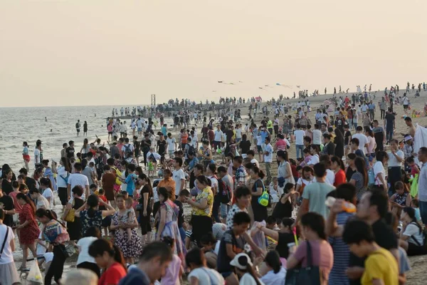 Turisti Affollano Una Località Balneare Durante Festa Nazionale Festa Metà — Foto Stock