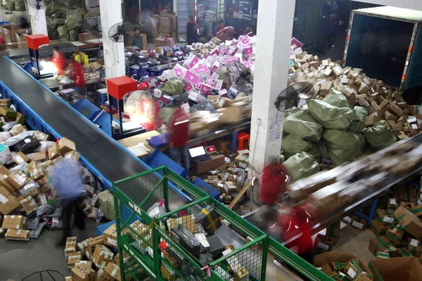 Los Trabajadores Chinos Clasifican Montones Paquetes Mayoría Los Cuales Son —  Fotos de Stock