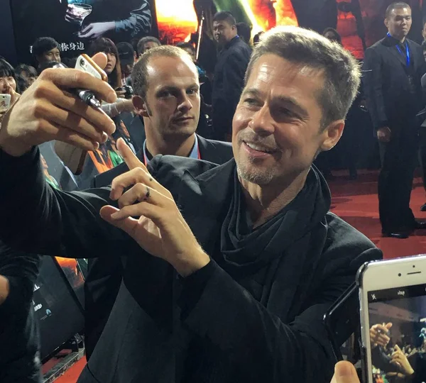 American Actor Brad Pitt Takes Selfie Chinese Fan Arrives Red — Stock Photo, Image