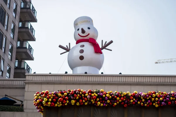 Een Sneeuwpop Decoratie Wordt Weergegeven Het Dak Van Een Gebouw Stockfoto