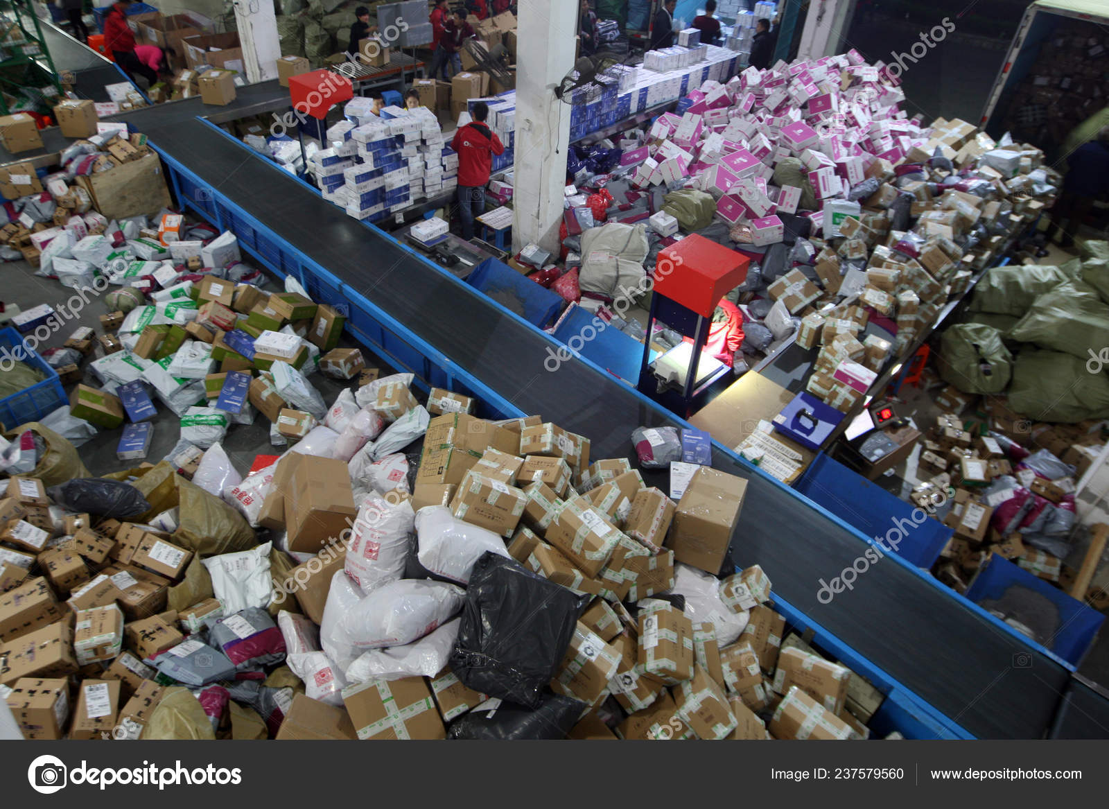 2016년 11월 15일 후베이성 우한시의 온라인 판매업체 센터에서 노동자들이 싱글스 — 스톡 에디토리얼 사진 © IC Photo  #237579560