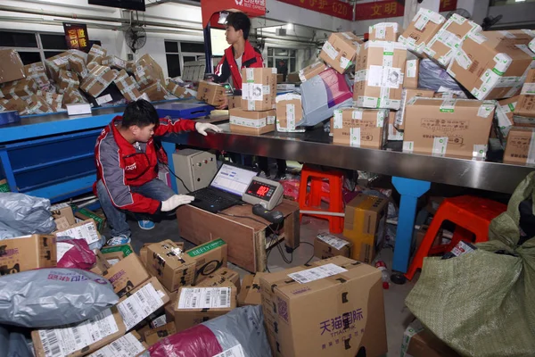 Китайские Рабочие Сортируют Груды Посылок Большинство Которых Интернет Магазинов Singles — стоковое фото