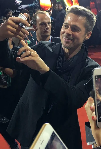 Amerikan Skådespelare Brad Pitt Tar Selfie Med Kinesisk Fläkt Som — Stockfoto