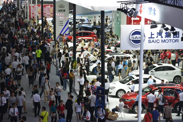 Pessoas Visitam Estande Saic Motor Durante 14Th China Guangzhou International — Fotografia de Stock