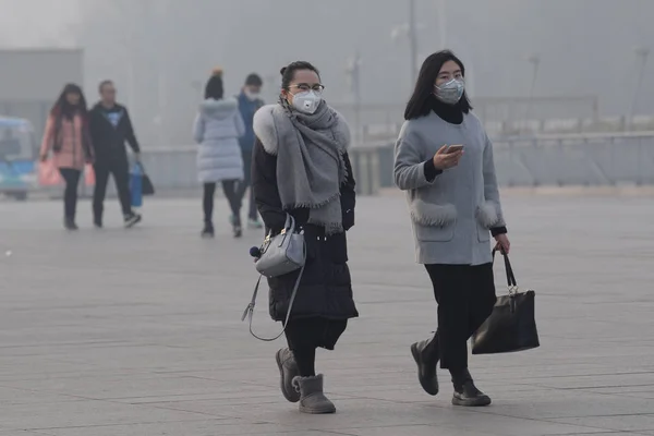 Voetgangers Dragen Gezichtsmaskers Tegen Luchtvervuiling Lopen Straat Heavy Smog Peking — Stockfoto