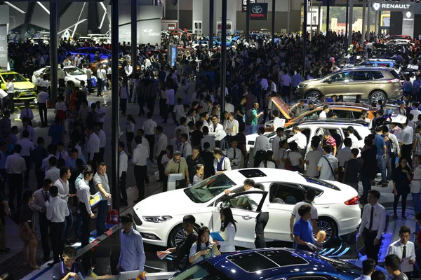 Visitantes Lotam Stands Toyota Renault Durante 14Th China Guangzhou International — Fotografia de Stock