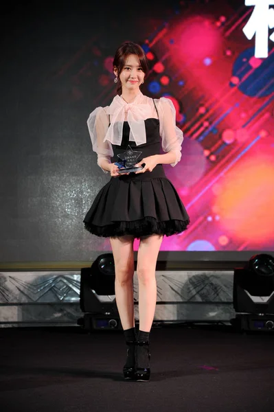 Лим Южнокорейской Идол Группы Girls Generation Позирует Своим Трофеем Азиатскую — стоковое фото
