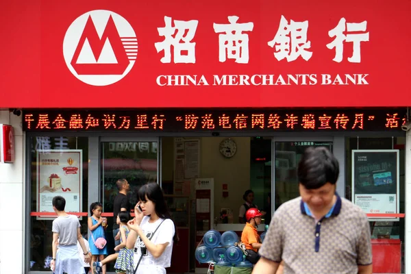 Gyalogosok Járni Elmúlt Fióktelepe Kína Merchants Bank Chongqing Kína Augusztus — Stock Fotó