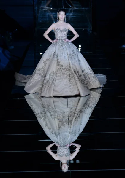 Model Displays New Creation Fashion Show Wedding Dress Brand Dennis — 图库照片