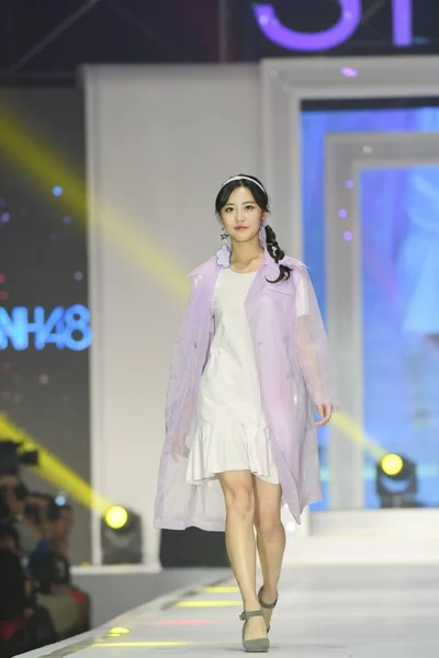 Çinli Kız Grubunun Snh48 Snh48 Moda Ödülleri Sırasında Geçit Baskı — Stok fotoğraf
