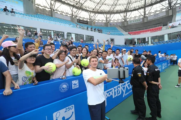 Denis Istomin Uzbequistão Beija Seu Troféu Depois Derrotar Marcos Baghdatis — Fotografia de Stock