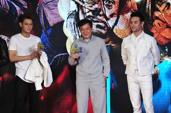 左からZ Tao 香港カンフースターのジャッキー チェン 中国俳優の王海が記者会見に出席し 2016年12月8日に中国 北京で新作映画 鉄道タイガース を宣伝する記者会見に出席した — ストック写真