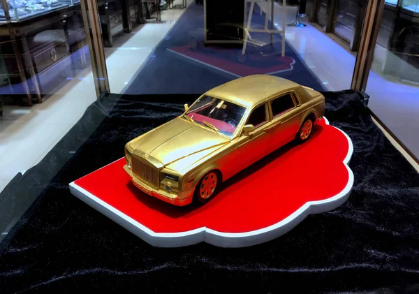 Gold Model Rolls Royce Phantom Luxury Car Display Gold Exhibition — Stock Photo, Image