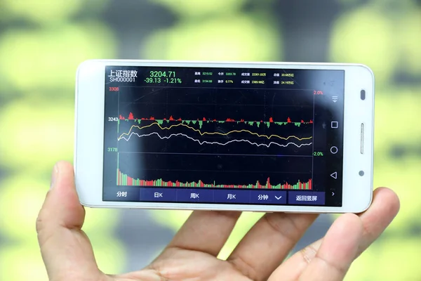 2月5日 中国东部江苏省南京市一家股票经纪公司收盘时 一位中国投资者看了股价 价格上涨为红色 价格下跌为绿色 — 图库照片