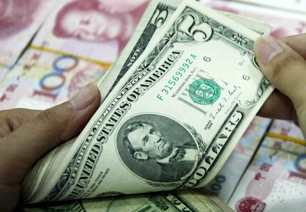 Čínský Úředník Počítá Americké Bankovky Přes Rmb Jüan Bance Huaibei — Stock fotografie