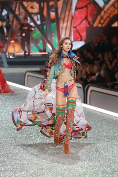 Modelo Estadounidense Gigi Hadid Presenta Una Nueva Creación Durante Victoria — Foto de Stock