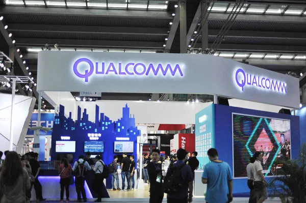 Menschen Besuchen Den Stand Von Qualcomm Während Einer Messe Der — Stockfoto