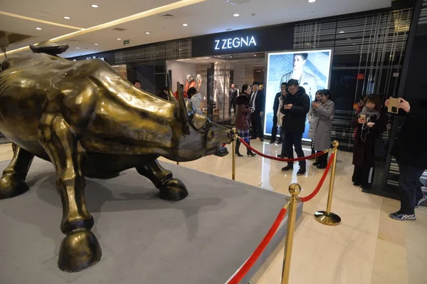 Uma Escultura Touro Retratada Shopping Seasons Place Pequim China Dezembro — Fotografia de Stock