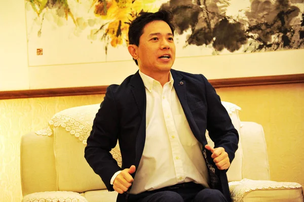 ロビン李艶鴻 会長兼 Ceo Baidu Baidu 2016 中国東部の山東省青島市で中国聯通の間で戦略的提携の調印式に出席します — ストック写真