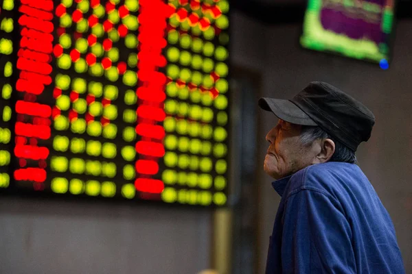 Inversor Chino Observa Los Precios Las Acciones Rojo Para Aumento —  Fotos de Stock