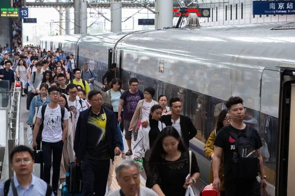 Multitudes Pasajeros Chinos Caminan Plataforma Para Abordar Sus Trenes Estación — Foto de Stock