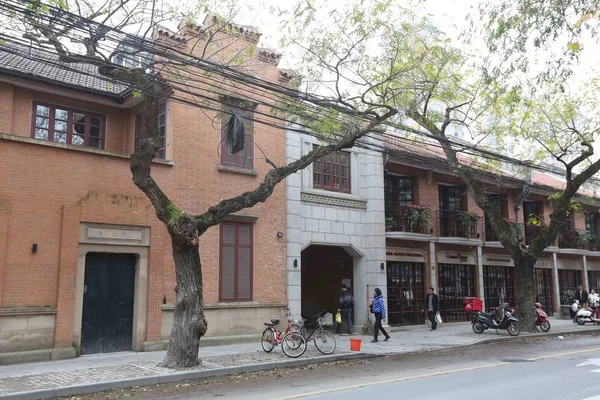 Pedestres Passam Pelo Complexo Shikumen Bairro Jianyeli Sendo Renovado Xangai — Fotografia de Stock