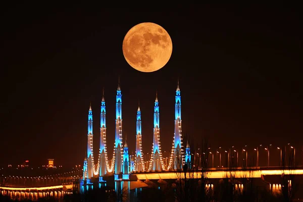 2016 日中国北西部の寧夏回族自治区銀川市の 號黄色川橋を渡って Supermoon のビュー — ストック写真