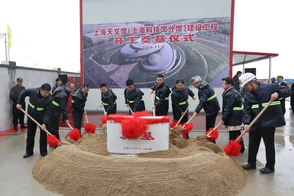 Funcionários Executivos Areia Para Enterrar Uma Pedra Fundação Cerimônia Quebra — Fotografia de Stock