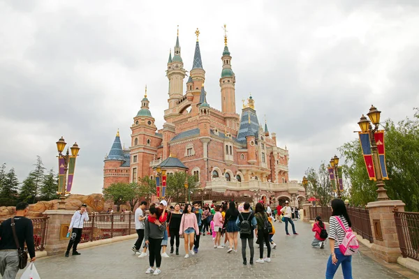 Turistas Visitam Castelo Disney Disneylândia Xangai Shanghai Disney Resort Pudong — Fotografia de Stock