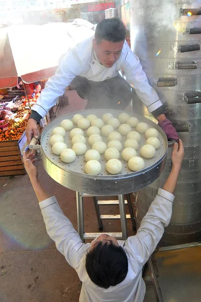 Chinese Workers Take Tray Steamed Buns Steamer Tower Mantou Shop — Stock Photo, Image