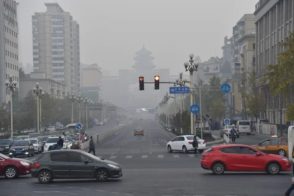 Vehículos Viajan Una Carretera Con Niebla Pesada Beijing China Noviembre — Foto de Stock