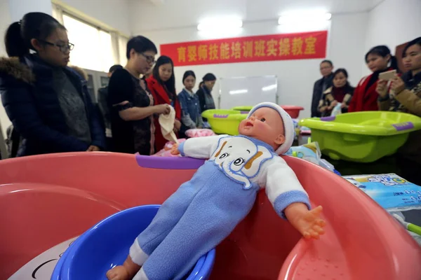 Los Aprendices Chinos Participan Programa Capacitación Una Escuela Matrona Maternidad — Foto de Stock