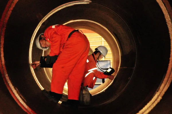 Chinese Workers Process Steel Products Factory Qingdao City East China — Stock Photo, Image