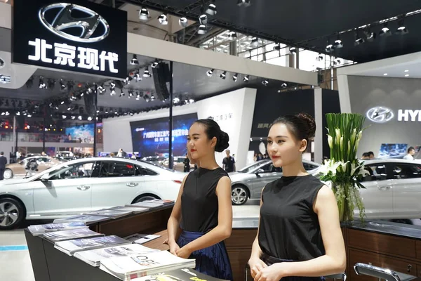 Los Empleados Chinos Ven Stand Hyundai Durante 14ª Exposición Internacional — Foto de Stock