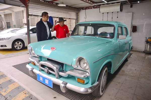 Yaşındaki Phoenix Eski Model Araba Ekranda Iki Yenilendikten Sonra Shanghai — Stok fotoğraf