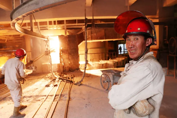 Lavoratori Cinesi Producono Acciaio Acciaieria Nella Città Hefei Provincia Anhui — Foto Stock