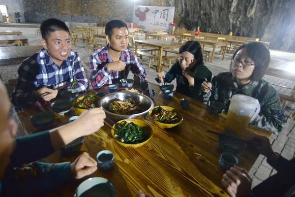 Клиенты Ужинают Ресторане Построенном Карстовой Пещере Городе Чэньчжоу Провинция Хунань — стоковое фото