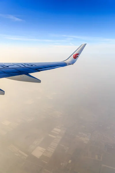 Ein Passagierjet Der Chinesischen Luftwaffe Fliegt Dichten Smog Über Der — Stockfoto