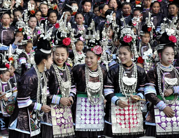 東少数民族の村人は Xiaohuang 従江県 中国南西部の貴州省 2016 日の祭りの間に東の民族グループのグランドの歌を実行します — ストック写真