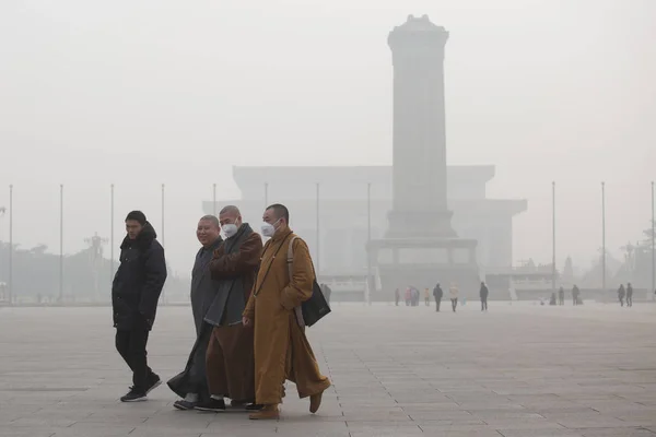 Los Monjes Chinos Visitan Plaza Tiananmen Con Fuerte Smog Beijing — Foto de Stock