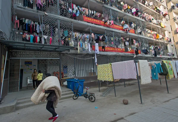 Les Étudiantes Assèchent Leurs Courtepointes Leurs Vêtements Soleil Université Hubei — Photo