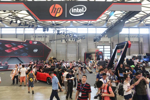 File People Visit Stand Intel Exhibiton Shanghai China July 2107 — стоковое фото