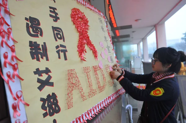 Μια Γυναίκα Κινέζος Φοιτητής Διακοσμεί Ένα Πλακάτ Για Μεταδίδει Προλήψεις — Φωτογραφία Αρχείου