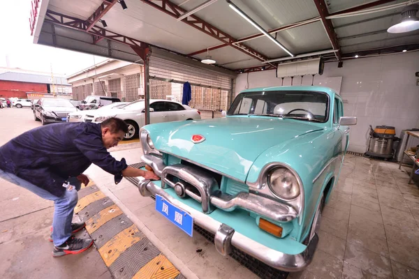 Proprietário Carro Vintage Phoenix Anos Limpa Sedan Após Dois Meses — Fotografia de Stock