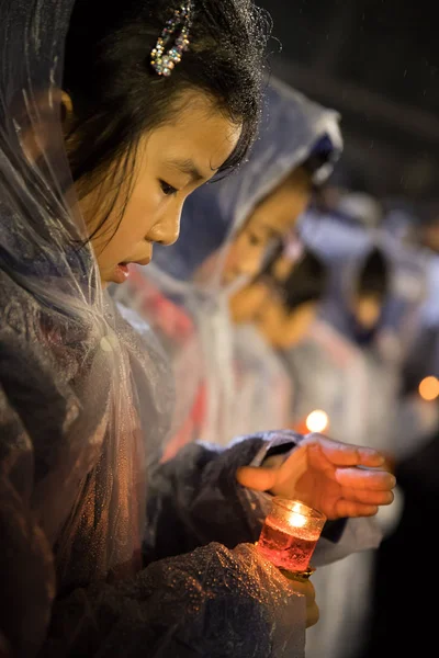 Chicas Jóvenes Sostienen Velas Bajo Lluvia Durante Una Vigilia Velas — Foto de Stock