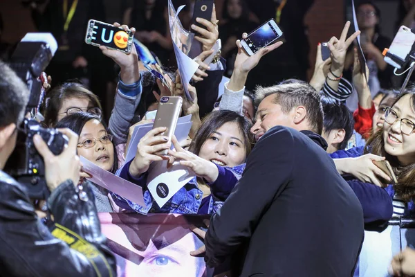 Aktor Amerika Brad Pitt Mengambil Foto Selfie Dengan Penggemar Tiongkok — Stok Foto