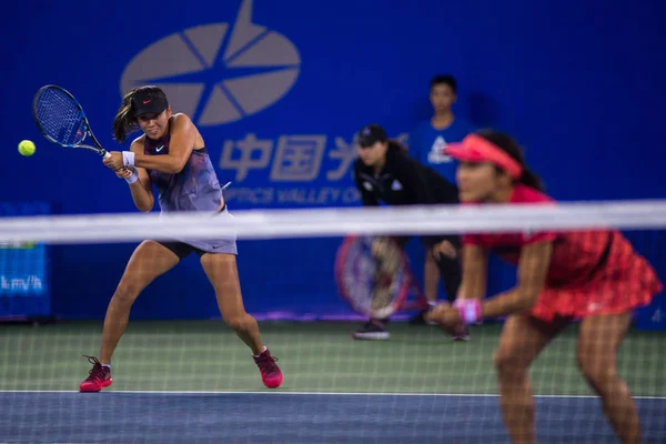 Zhaoxuan の中国の背部 彼女と日本周航青山対抗中国台北の詹とスイスのマルチナ ヒンギス 女子ダブルスの最終戦で Wta 武漢オープン 2017 テニス大会中にショットを返します — ストック写真