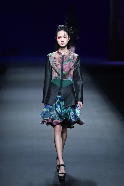 モデルは 中国ロンドンファッションウィークの春 2017 2016 日の間に Gambiered の故郷ケイトン輝仁 ガーゼのファッションショーで新しい創造を表示します — ストック写真